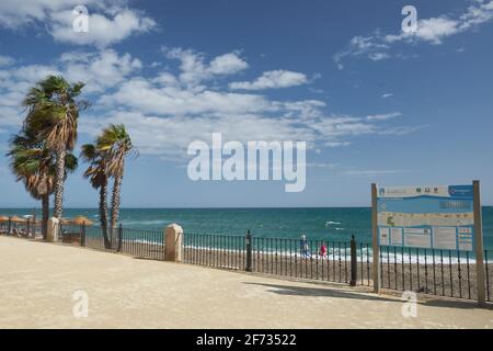 Playa de Casablanca, Marbella, Costa del Sol, provincia di Malaga, Andalusia, Spagna. Foto Stock