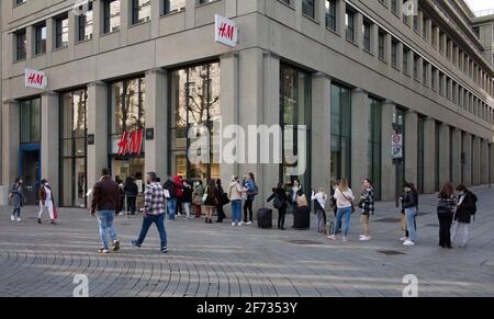 I clienti si accodano di fronte a H&amp;M, Click &amp; incontrate gli acquisti con il codice QR, il monitoraggio dei contatti digitali nel settore retail, Corona Crisis, Stoccarda Foto Stock