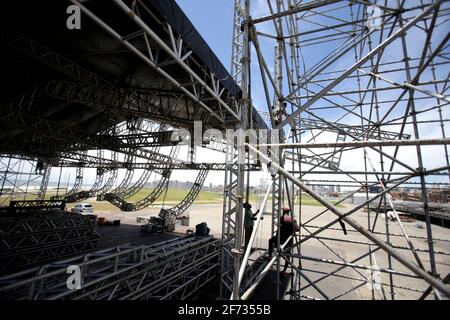 salvador, bahia / brasile - 13 dicembre 2018: Lavoratori in funzione per assemblare la struttura metallica del Festival da Virada fase, nel vicino Foto Stock