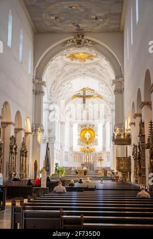 Interno con altare, Cattedrale di San Kiliano, Cattedrale di San Kiliano, Wuerzburg, Franconia, Baviera, Germania Foto Stock