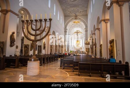 Interno con altare, Cattedrale di San Kiliano, Cattedrale di San Kiliano, Wuerzburg, Franconia, Baviera, Germania Foto Stock