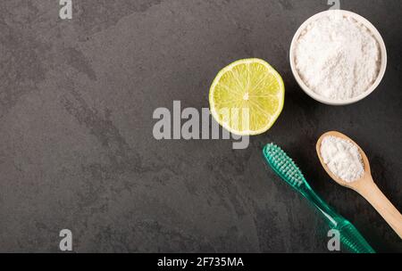 Spazzolino da denti, bicarbonato e limone - Citrus latifolia Foto Stock