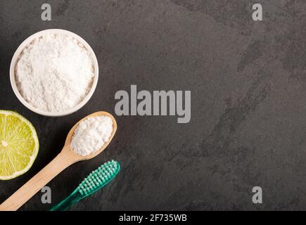 Bicarbonato di sodio con limone e spazzola Foto Stock