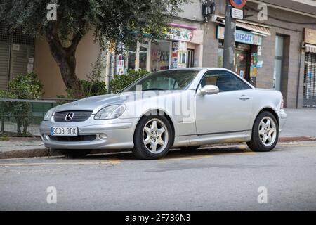 SABADELL, SPAGNA - 4 APRILE 2021: Mercedes-Benz SLK 200 (R170), prima generazione (1996–2004) Foto Stock