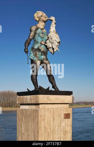 Scultura Leda sulle rive del Reno, artista Professor Markus Luepertz, Monheim am Rhein, Nord Reno-Westfalia, Germania Foto Stock