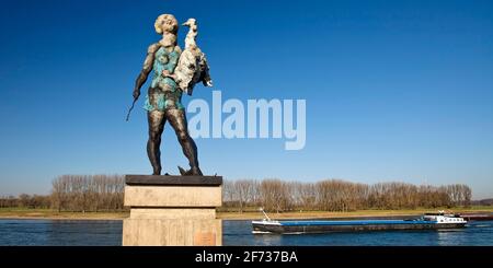 Scultura Leda sulle rive del Reno, artista Professor Markus Luepertz, Monheim am Rhein, Nord Reno-Westfalia, Germania Foto Stock