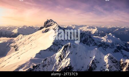 Paesaggio montano canadese innevato Foto Stock