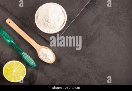 Spazzolino da denti, bicarbonato e limone - Citrus latifolia Foto Stock