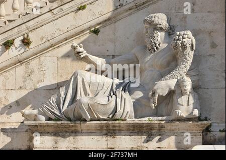 Italia, Roma, Piazza del Campidoglio, statua romana del Nilo Foto Stock