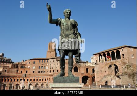 Italia, Roma, statua in bronzo dell'imperatore romano Traiano e mercato di Traiano Foto Stock