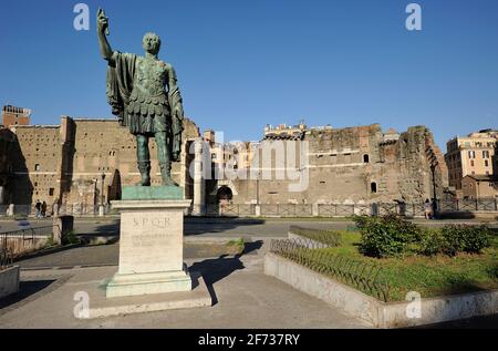 Italia, Roma, statua in bronzo dell'imperatore romano Nerva Foto Stock