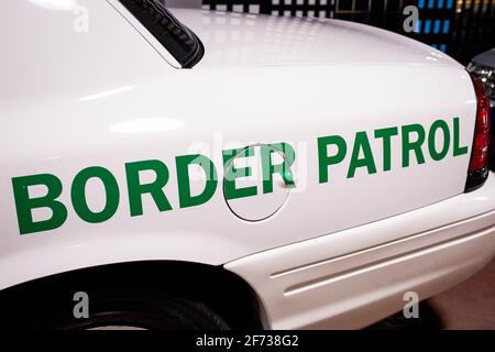 Logo della dogana e della pattuglia di frontiera sul lato della auto di pattuglia bianca Foto Stock