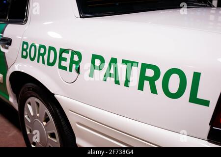 Logo della dogana e della pattuglia di frontiera sul lato della auto di pattuglia bianca Foto Stock