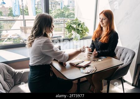 Dixit gioco di carte come supporto per le rappresentazioni metaforiche, terapia-relativi usi di schede di Dixit. Sessione di psicologo con paziente metaforico Foto Stock