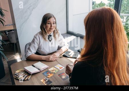 Dixit gioco di carte come supporto per le rappresentazioni metaforiche, terapia-relativi usi di schede di Dixit. Sessione di psicologo con paziente metaforico Foto Stock