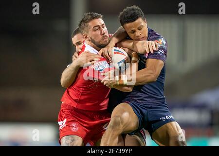 Hull KR vs St Helens Hull Kingston Rovers Greg Minikin viene affrontata Foto Stock