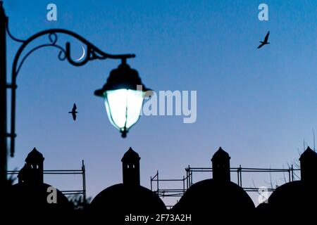 foto di luna a mezzaluna e lampada da strada con serata ramadan sensazione Foto Stock