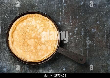 Pancake fatti in casa su una padella di ferro Foto Stock