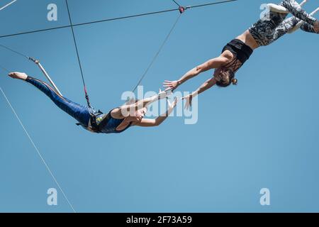 Oxford, Regno Unito. 4 Apr 2021. La gente prende parte alle lezioni di trapezio volante con il trapezio di High Fly. Appena aperto per la terza stagione, la gente può imparare le abilità circensi durante l'estate in un ambiente sicuro all'aperto. Credit: Andrew Walmsley/Alamy Live News Foto Stock