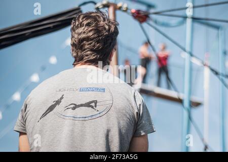 Oxford, Regno Unito. 4 Apr 2021. La gente prende parte alle lezioni di trapezio volante con il trapezio di High Fly. Appena aperto per la terza stagione, la gente può imparare le abilità circensi durante l'estate in un ambiente sicuro all'aperto. Credit: Andrew Walmsley/Alamy Live News Foto Stock