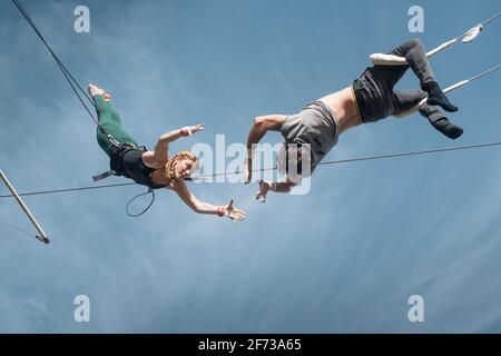 Oxford, Regno Unito. 4 Apr 2021. La gente prende parte alle lezioni di trapezio volante con il trapezio di High Fly. Appena aperto per la terza stagione, la gente può imparare le abilità circensi durante l'estate in un ambiente sicuro all'aperto. Credit: Andrew Walmsley/Alamy Live News Foto Stock