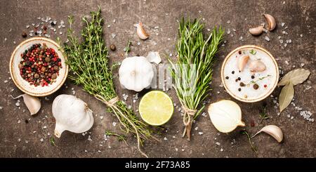 Tavolo da cucina con ingredienti Foto Stock