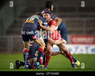 Hull KR vs St Helens Hull Kingston Rovers Greg Minikin viene affrontata Foto Stock