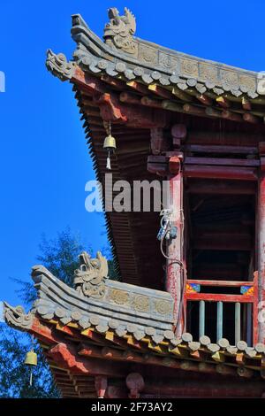 Balcone in legno rosso-angolo sul tetto sudovest-Sala Buddista Sutras-DafoSi-Tempio del Grande Buddha. Zhangye-Gansu-Cina-1272 Foto Stock