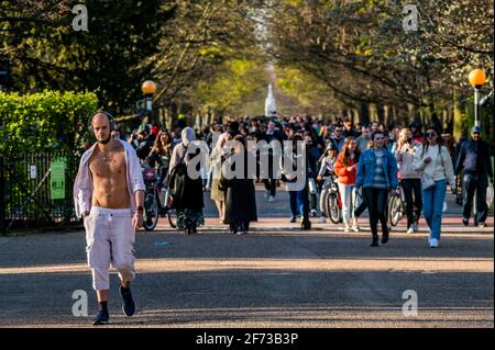 Londra, Regno Unito. 4 Apr 2021. Folle Regents Parkl in una soleggiata Domenica di Pasqua sera sotto il blocco allevato e ampiamente seguendo la regola di sei. Credit: Guy Bell/Alamy Live News Foto Stock