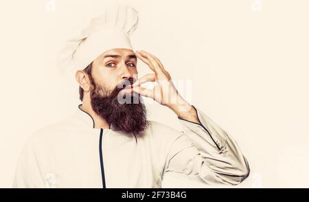 Cuochi maschi bearded isolati su bianco, perfetto. Chef professionista che mostra il segno per Delicious. Chef, cucinare facendo gustoso gesto delizioso baciando Foto Stock