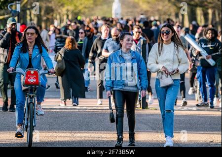 Londra, Regno Unito. 4 Apr 2021. Folle Regents Parkl in una soleggiata Domenica di Pasqua sera sotto il blocco allevato e ampiamente seguendo la regola di sei. Credit: Guy Bell/Alamy Live News Foto Stock