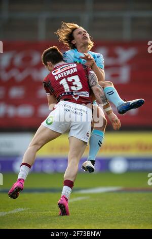 Wigan Warriors vs Wakefield Trinity Wakefield Trinity Jacob Miller è Affrontato da John Bateman di Wigan Warriors Foto Stock