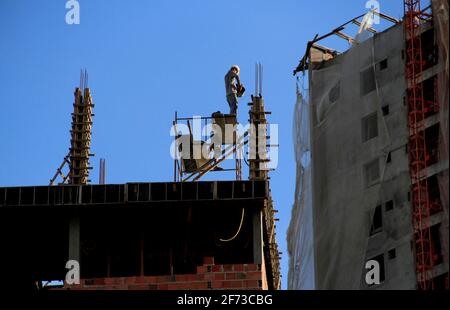 salvador, bahia / brasile - 5 settembre 2013: mason è visto lavorare in costruzione su Avenida Centenario nella città di Salvador. *** Capti locale Foto Stock