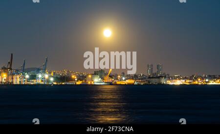 Luna piena che si erge sullo skyline di Istanbul Foto Stock