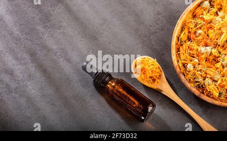 Olio aromaterapico essenziale con fiori di marigola - Calendula officinalis. Foto Stock