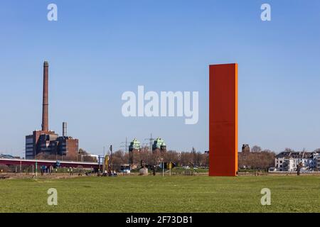 Rheinarance, scultura arancione permanente alla confluenza dei fiumi Reno e Ruhr dall'artista Lutz Fritsch, Duisburg, Ruhr Area, Germania Foto Stock