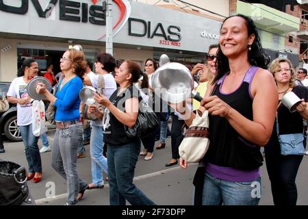 itabuna, bahia / brasile - 22 maggio 2012: Gli insegnanti di grande impatto usano i vasi per protestare durante una marcia nella città di Itabuna. *** Local Caption *** Foto Stock