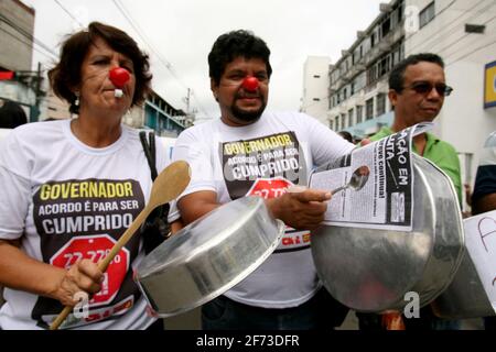 itabuna, bahia / brasile - 22 maggio 2012: Gli insegnanti di grande impatto usano i vasi per protestare durante una marcia nella città di Itabuna. *** Local Caption *** Foto Stock