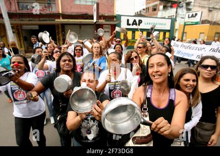 itabuna, bahia / brasile - 22 maggio 2012: Gli insegnanti di grande impatto usano i vasi per protestare durante una marcia nella città di Itabuna. *** Local Caption *** Foto Stock