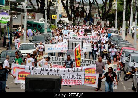 itabuna, bahia / brasile - 22 maggio 2012: Gli insegnanti di grande impatto usano i vasi per protestare durante una marcia nella città di Itabuna. *** Local Caption *** Foto Stock