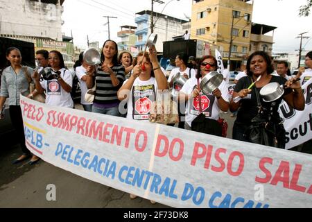 itabuna, bahia / brasile - 22 maggio 2012: Gli insegnanti di grande impatto usano i vasi per protestare durante una marcia nella città di Itabuna. *** Local Caption *** Foto Stock