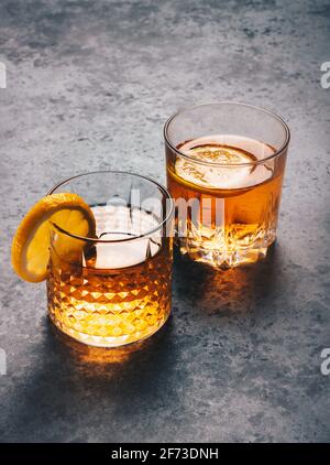 Due bicchieri di whisky rock con cocktail al limone Foto Stock