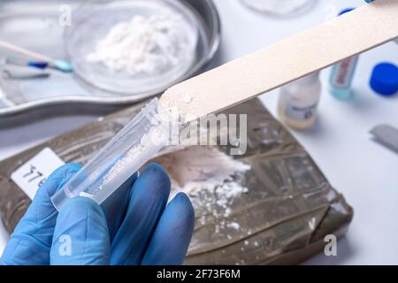 La polizia indaga positivo per le droghe in laboratorio di criminalità, immagine concettuale Foto Stock