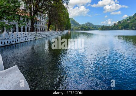 Rilassarsi intorno al lago di Kandy, in Sri Lanka Foto Stock