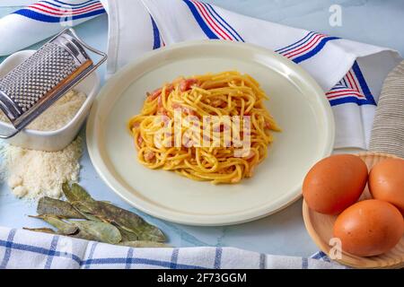 Concetto di gastronomia italiana. Piatto di spaghetti carbonara con formaggio grattugiato e uova. Foto Stock