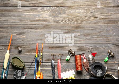 Attrezzatura da pesca diversa su sfondo di legno Foto Stock