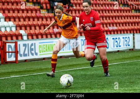 Airdrie, Lanarkshire, Scozia, Regno Unito. 4 aprile 2021. Azione dal 1 ° gioco a seguito di blocco della Scottish Building Society Scottish Women's Premier League 1 partita Motherwell FC vs Forfar Farmington al Penny Cars Stadium, Airdrie, Lanarkshire, 04/04/2021 | Credit Colin Poultney/Alamy Live News Foto Stock