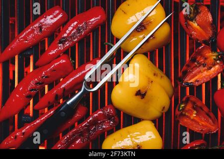 Diversi gustosi peperoni che cucinano alla griglia Foto Stock