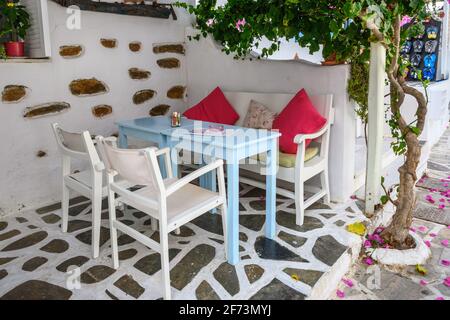 Antiparos, Grecia - 28 settembre 2020: Tavolo e sedie in caffè greco sull'isola di Antiparos. CICLADI, Grecia Foto Stock