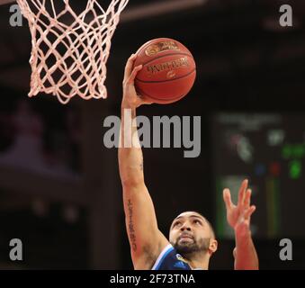 Bonn, Germania. 04th Apr 2021. Telekom Dome, Basketball Bundesliga, Telekom cesti Bonn vs Alba Berlin, Peyton Siva (Alba) controlla la palla. Credit: Juergen Schwarz/Alamy Live News Foto Stock